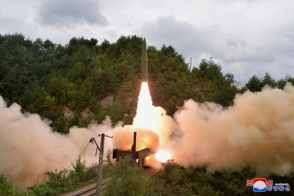 《朝中社》16日提供的照片顯示，北韓鐵路機動導彈團在演習期間發射飛彈。（湯森路透）