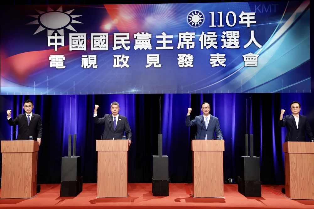 最新民調顯示張亞中支持度已超車，江啟臣、朱立倫兩人16日急打文宣戰；圖為國民黨主席參選人電視辯論會。（資料照片／王侑聖攝）