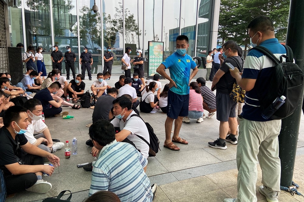 投資人聚集在恆大深圳總部前靜坐抗議。（湯森路透）