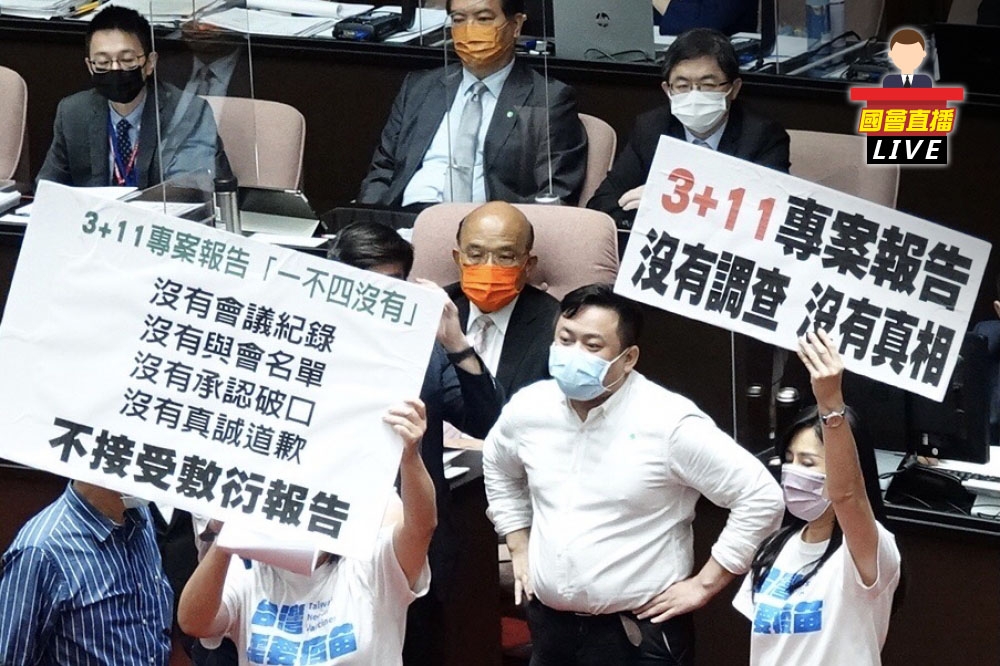 行政院長蘇貞昌17日針對國籍航空機組員隔離「3+11」決策進行專案報告。（王侑聖攝）
