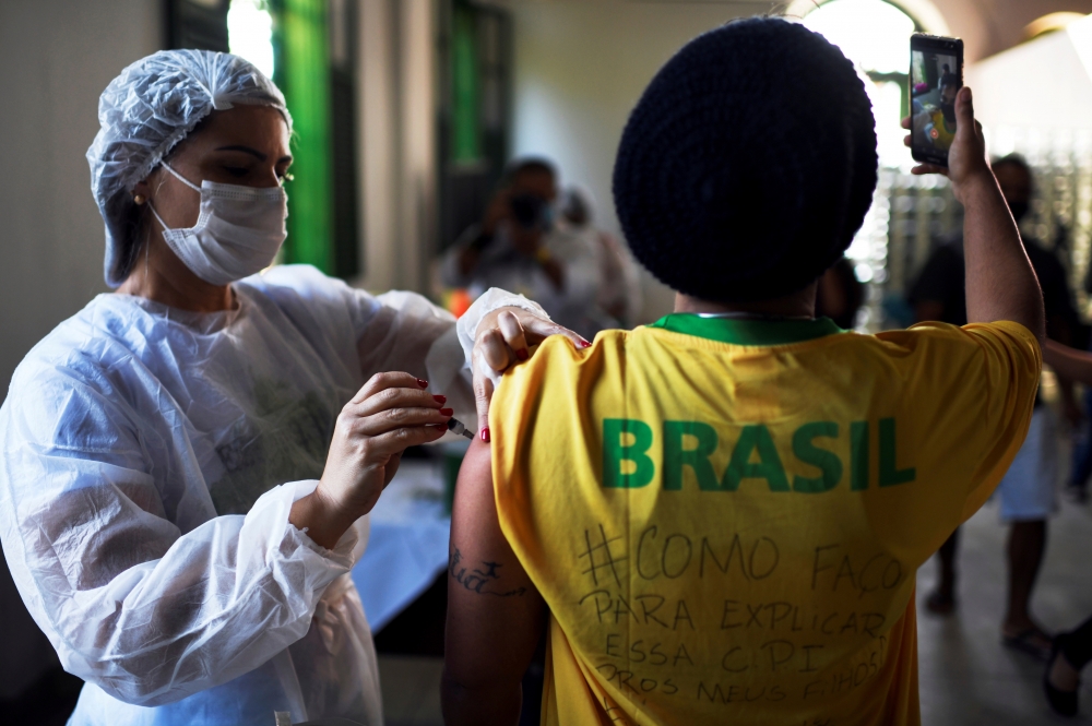 巴西聯邦政府希望各州停止為青少年注射新冠肺炎疫苗。（湯森路透）