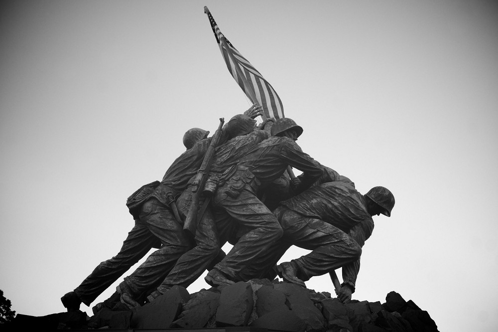 美國維吉尼亞州陸戰隊戰爭博物館外的「硫磺島豎立星條旗」雕像。（Public Domain）
