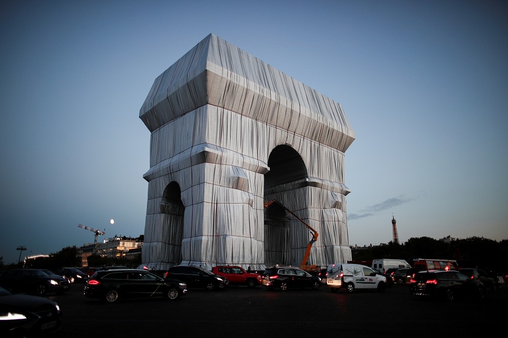 巴黎凱旋門被織布包覆起來。（湯森路透）