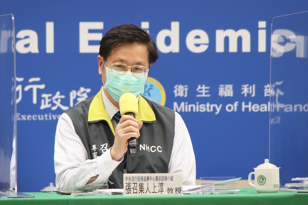 指揮中心召集人張上淳18日表示，國內沒有專家認為從大腿接種BNT能避免發生心肌炎。（指揮中心提供）