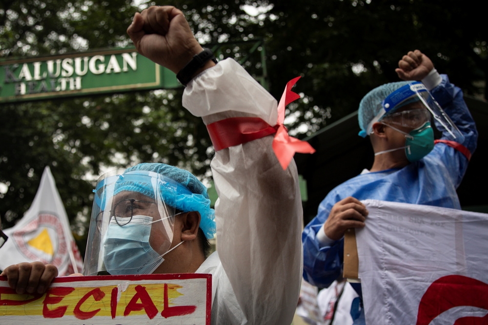 數百名菲律賓醫護人員走上街頭，表達對政府的不滿。（湯森路透）