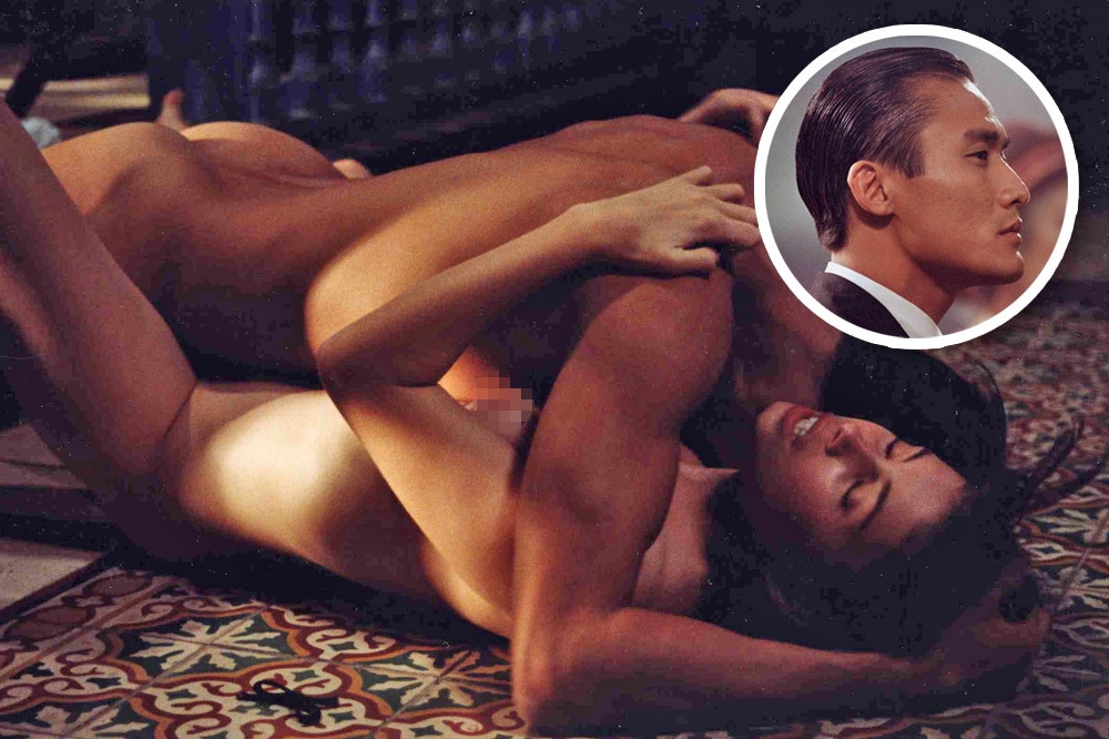 梁家輝（小圖）在經典情慾片《情人》中與英國女星珍瑪琪全裸演出床戲（大圖），露出緊實的屁股，還被封為「亞洲最性感的屁股」。（車庫娛樂提供）