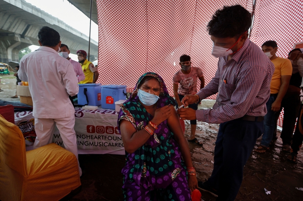 印度德里，一名婦人接受印度國產Covaxin疫苗接種。（湯森路透）