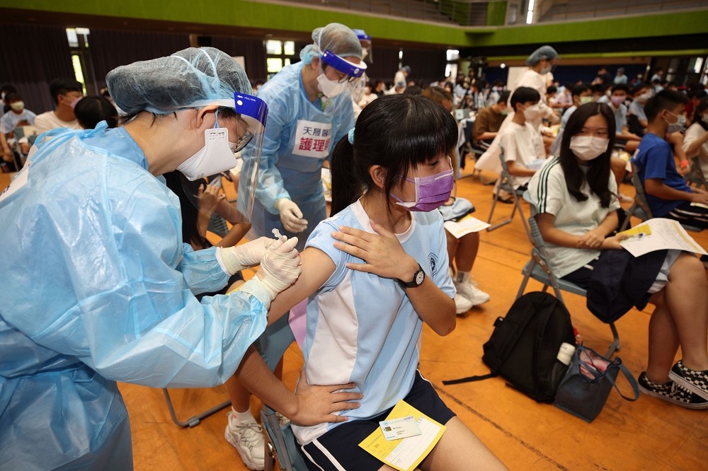 BNT疫苗22日進入校園開打，許多高中生陸續接種疫苗。（陳愷巨攝）