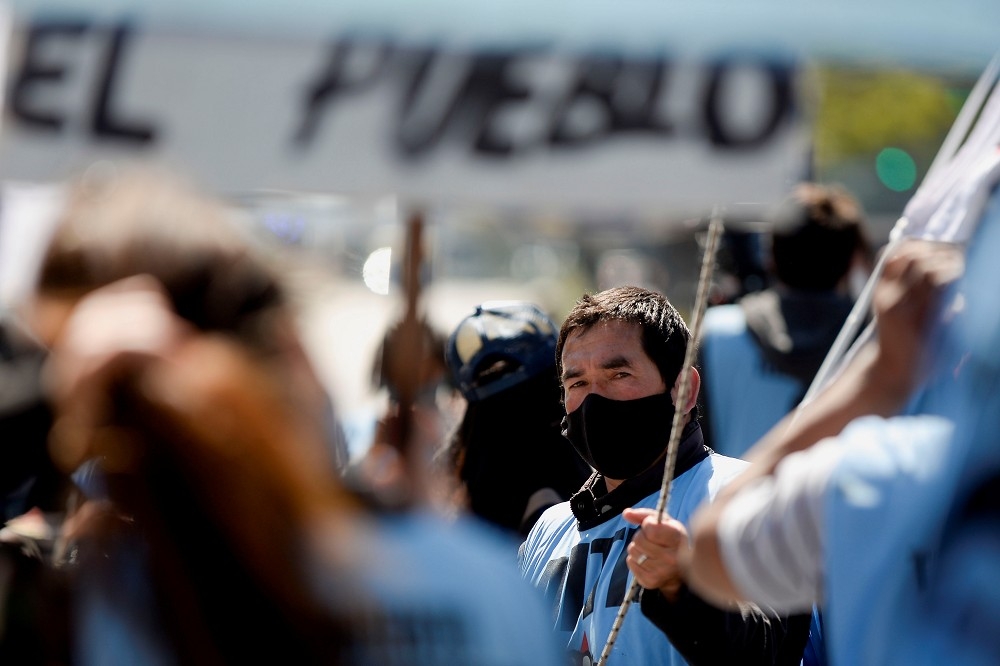 阿根廷民眾在總統府外抗議總統防疫不力。（湯森路透）