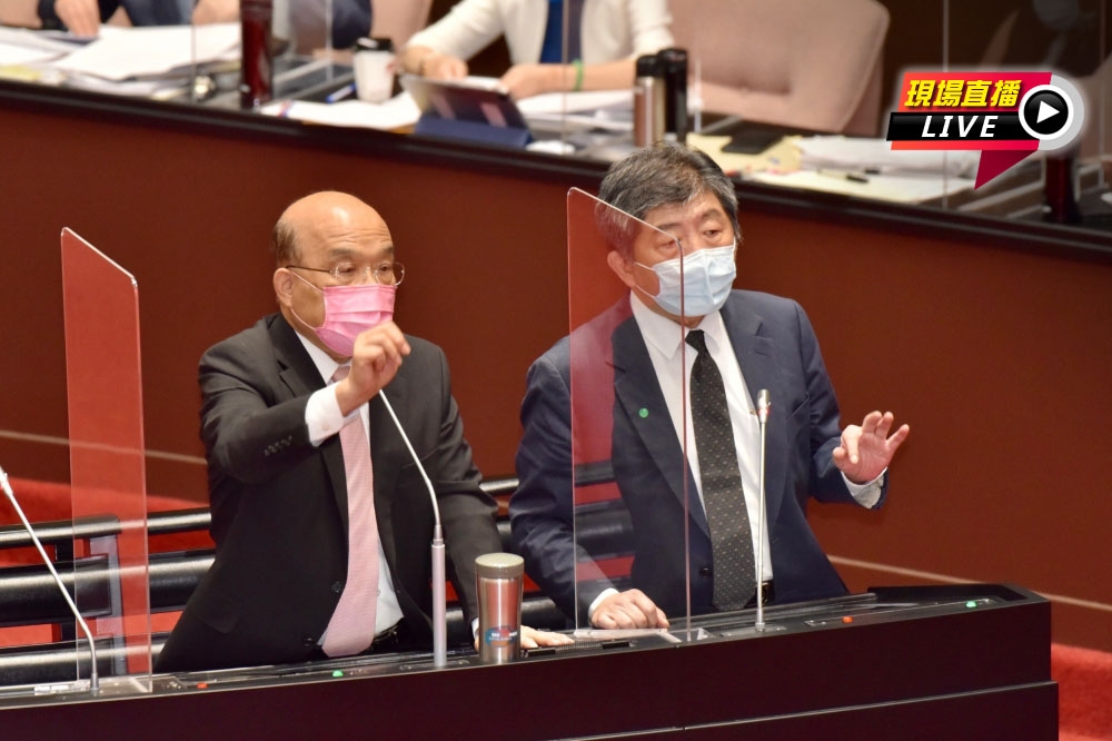 行政院長蘇貞昌（左）23日赴立院報告防疫紓困第4次追加特別預算案。（張哲偉攝）