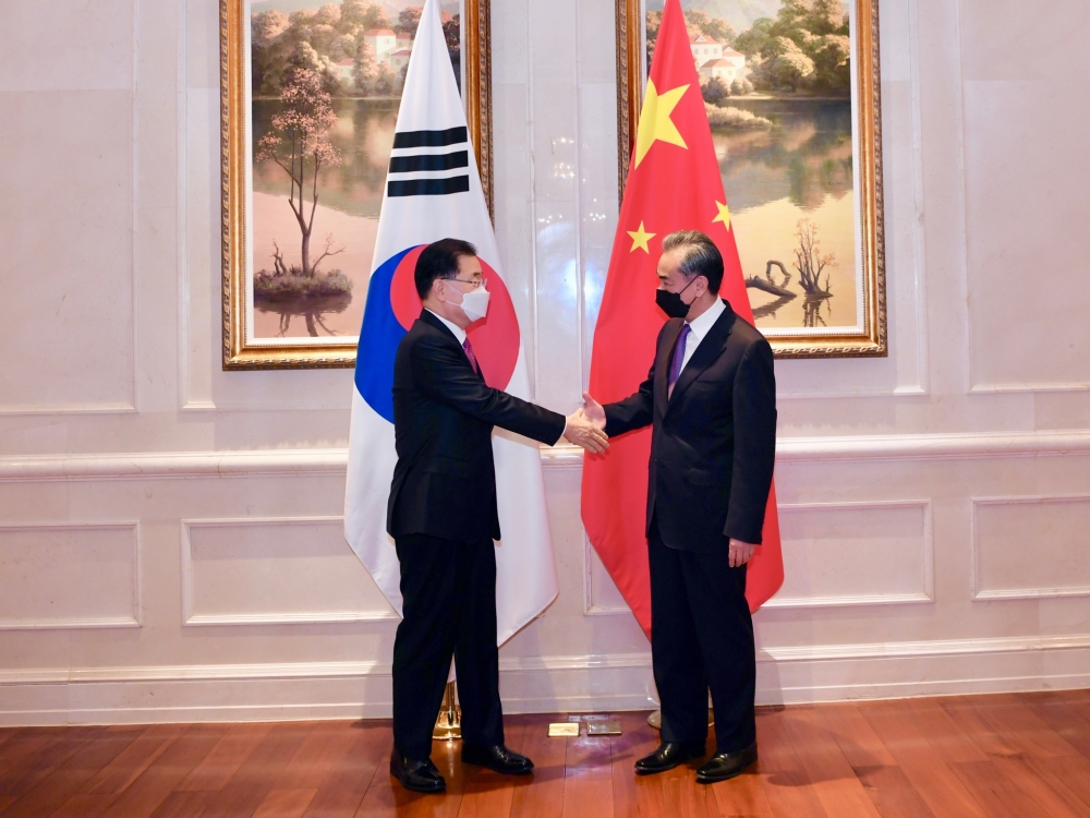 南韓外長鄭義溶四月會見中國外長王毅。（中國外交部）