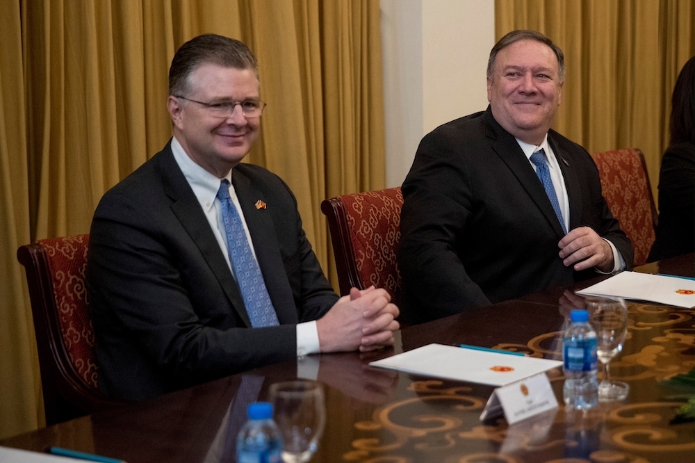 美國國務院新任亞太助卿康達（左）與前國務卿蓬佩奧。（湯森路透）