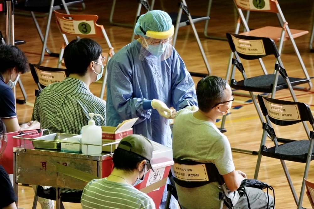 台灣民眾施打疫苗兩劑的比率仍低，圖為民眾施打疫苗。（資料照片／王侑聖攝）