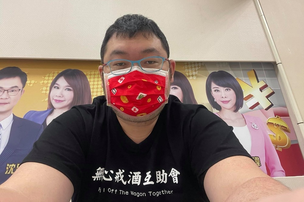 禾馨診所幫網紅四叉貓驗抗體，台北市衛生局傾向開罰診所5萬元。（取自劉宇臉書）