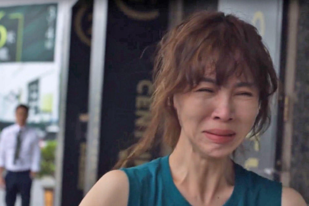 謝盈萱在《俗女養成記2》傳神演出「陳嘉玲」的倔強與脆弱，她一頭熱的去求復合被冷漠以對，表面堅強轉頭卻狂哭。（翻攝自CATCHPLAY）