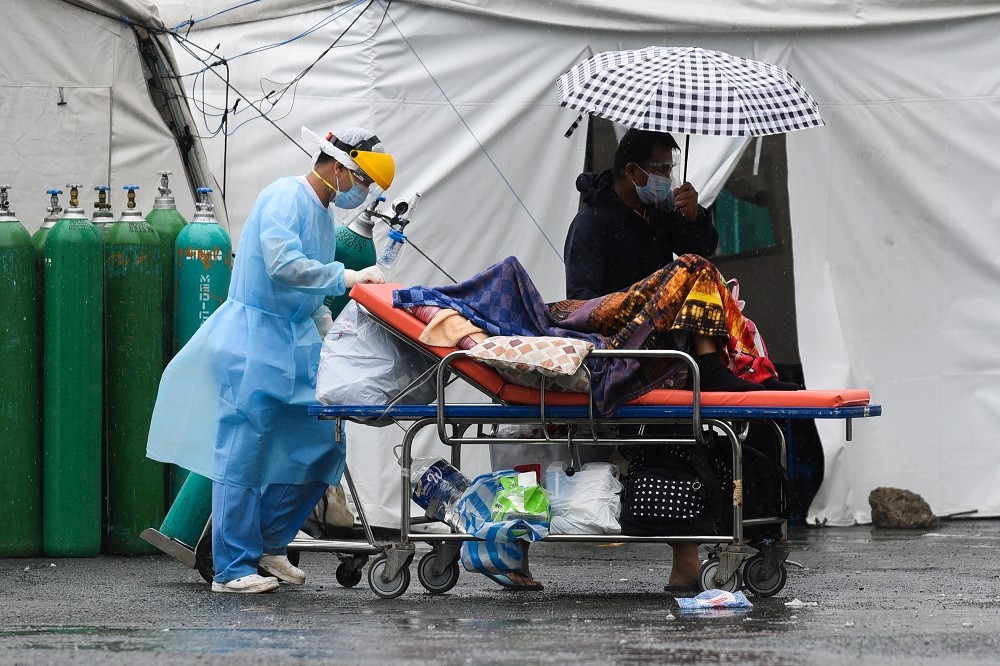 菲律賓醫護人員正在運送一名患者。（湯森路透）