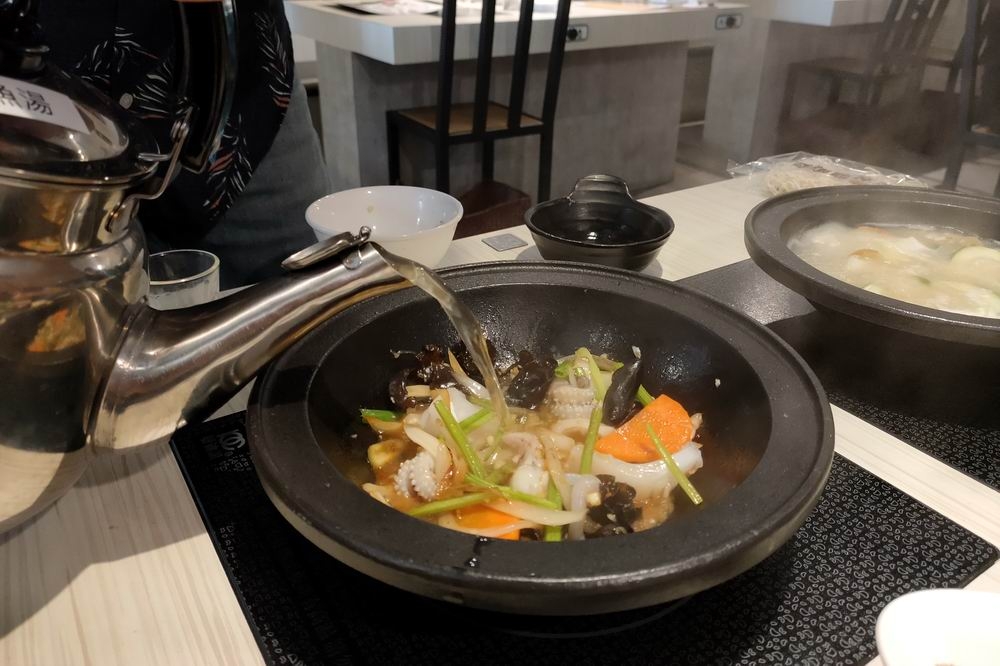 樂多多新品牌【狂一鍋】將台灣小吃變身鍋物端上桌。（楊文琳攝）