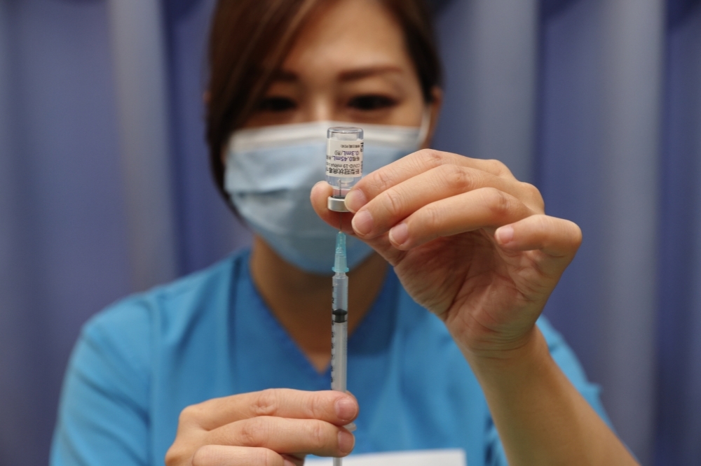 新北市三峽恩主公醫院打疫苗出包，竟替25名民眾施打未經稀釋的BNT疫苗；圖為示意圖。（資料照片／陳愷巨攝）