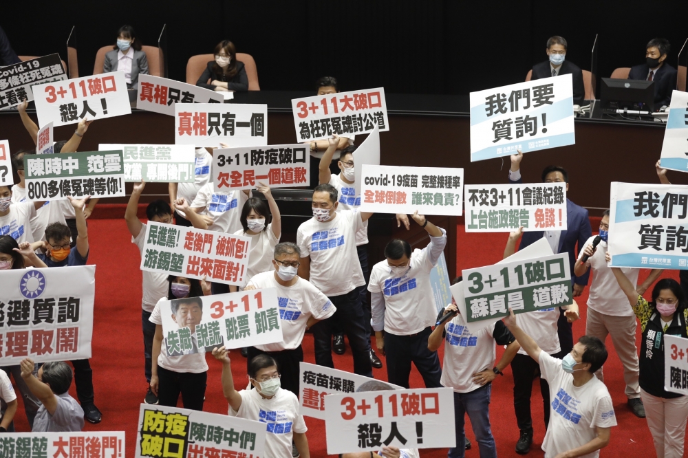 大批藍委高舉標語抗議，杯葛行政院長蘇貞昌的施政報告。（張哲偉攝）