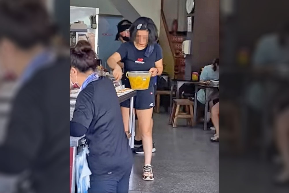 台南某知名蝦仁飯的老闆娘，不僅在工作時未戴口罩，被網友提醒時還大聲嗆聲。（取自爆料公社）