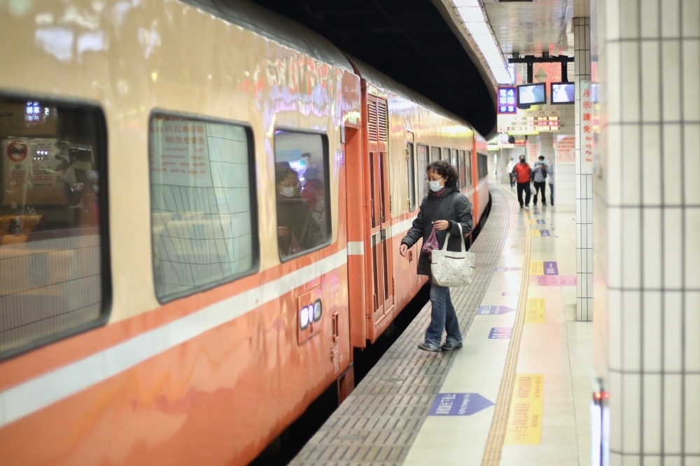 雙鐵候車區將於28日起開放飲食。（資料照片／沈粲家攝）