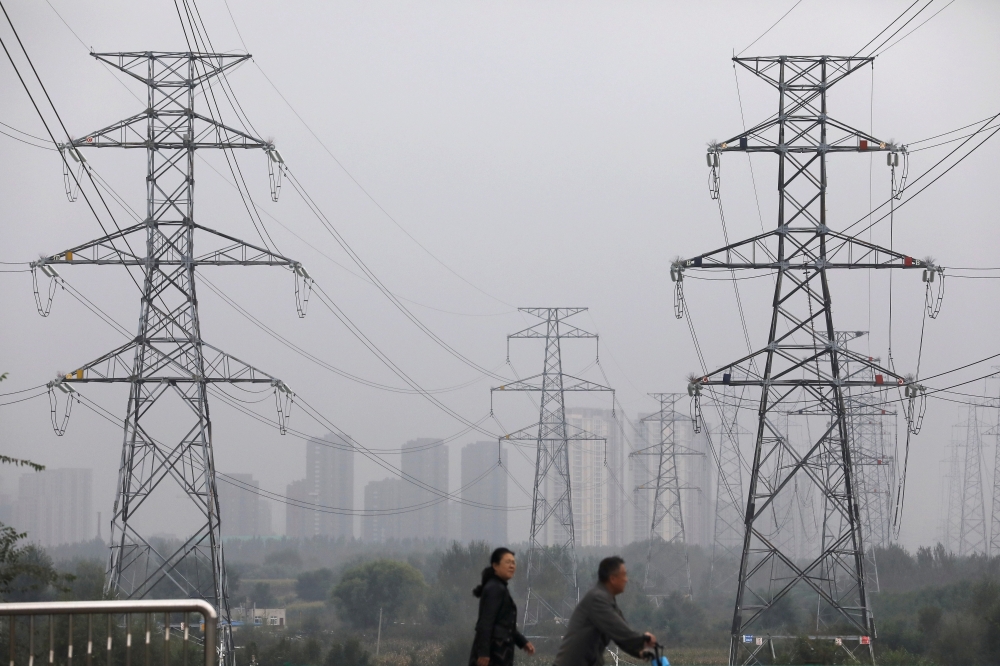 中國31省中已有20省祭出強制限電措施，但煤炭量僅剩15天可供發電，即使強撐過「十一」國慶，限電夢魘恐再現。（湯森路透）