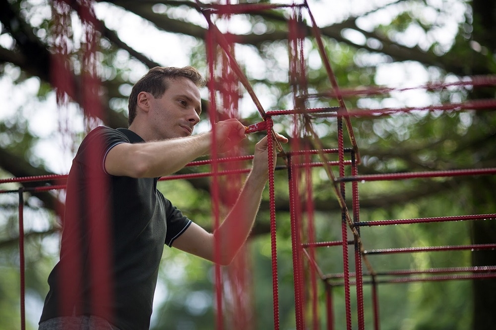 匈牙利藝術家Szvet Tamás在台灣的藝術創作以紅鋼筋為主。（攝影：吳太普，Szvet Tamás提供）