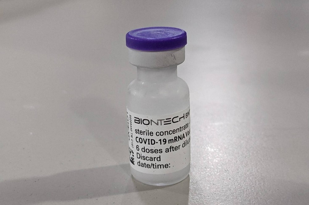 指揮中心宣布，首批客製化標籤BNT疫苗54萬劑抵台。（指揮中心提供）