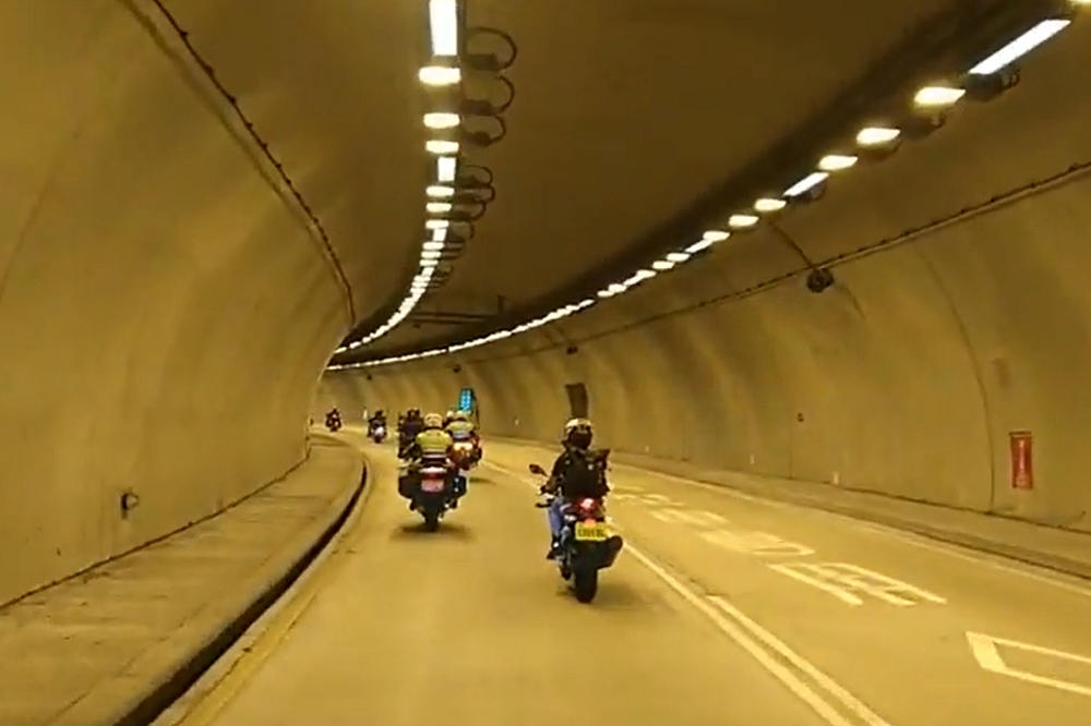 大型重型機車行駛在蘇花改蘇澳隧道內。（取自台灣機車路權促進會臉書直播）