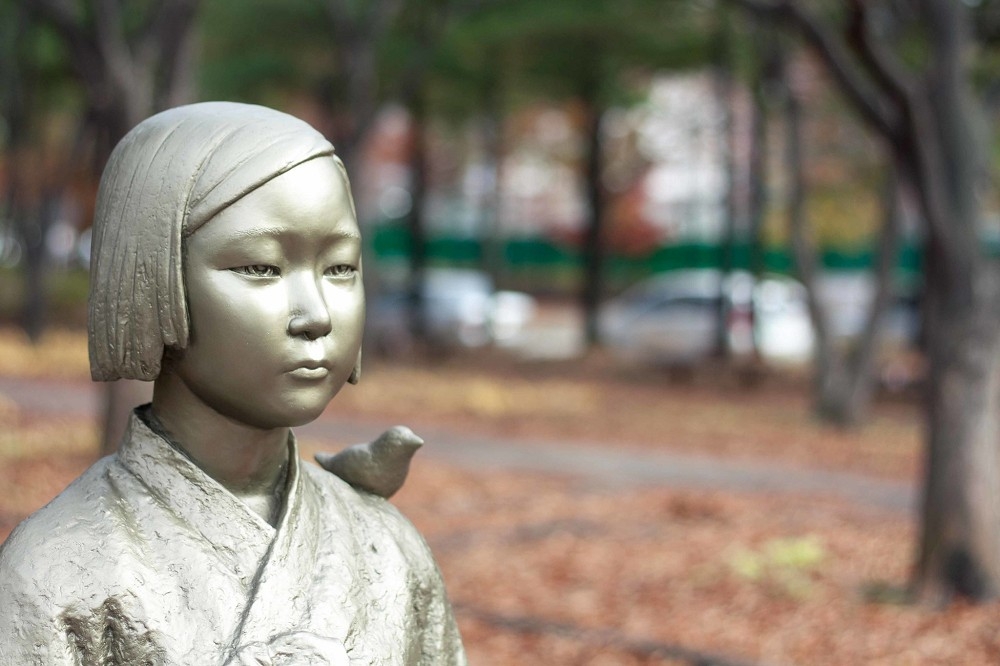 坐落於日本駐韓大使館正對面人行道上的和平少女像。（Public Domain）
