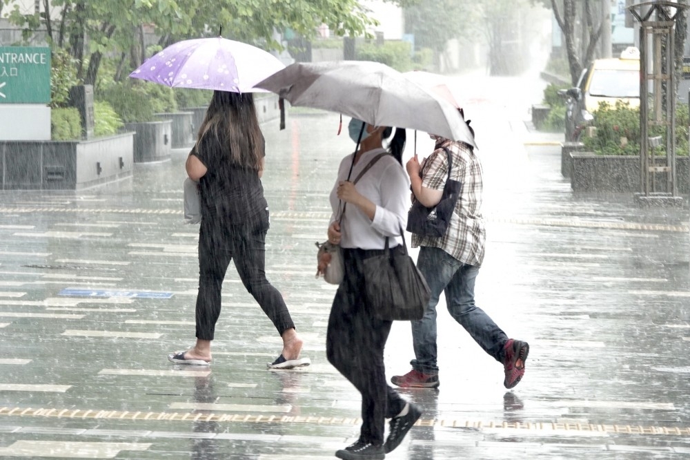 1日華南水氣移入台灣、雲量增多，北、東部整天有短暫雨，中南部有午後陣雨。（資料照片／王侑聖攝）