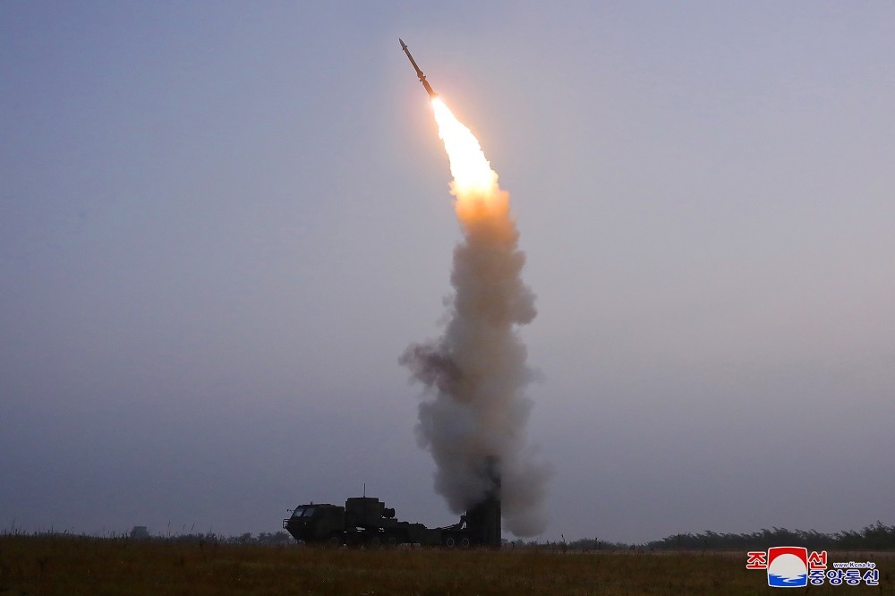 北韓國防科學院9月30日成功試射防空導彈。（湯森路透）