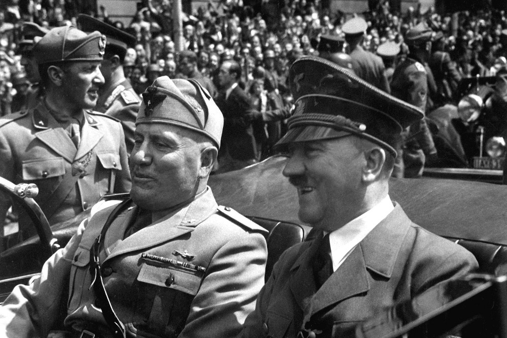 希特勒（右）與墨索里尼 （左）1940年的合影。 （FBI）