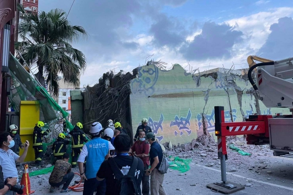 花蓮漫波飯店倒塌情形，目前縣府已第一時間進駐搶救。（取自魏嘉彥臉書）