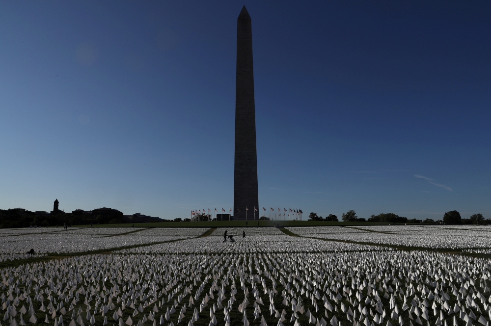 美國新冠肺炎死亡累積超過70萬人，圖為華盛頓紀念碑旁，紀念因新冠肺死亡的美國公民。（湯森路透）