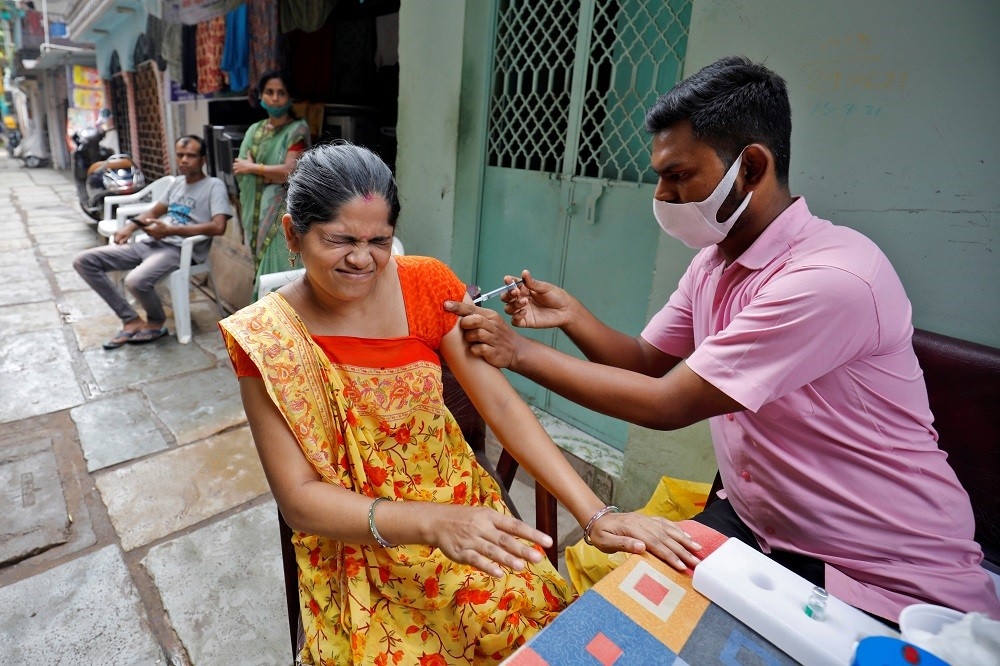 英國一度不承認印度製造的AZ疫苗，引起印度反制。（湯森路透）