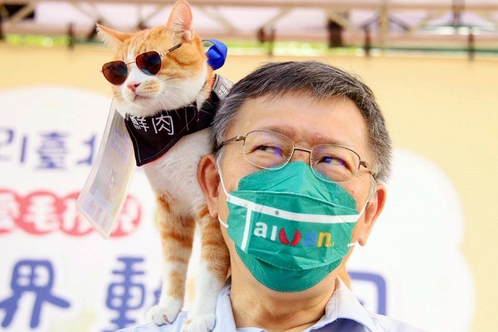 台北市長柯文哲上午稱打2劑疫苗何必戴口罩，對此，指揮官陳時中冷回，口罩還是必要。（取自柯文哲臉書）