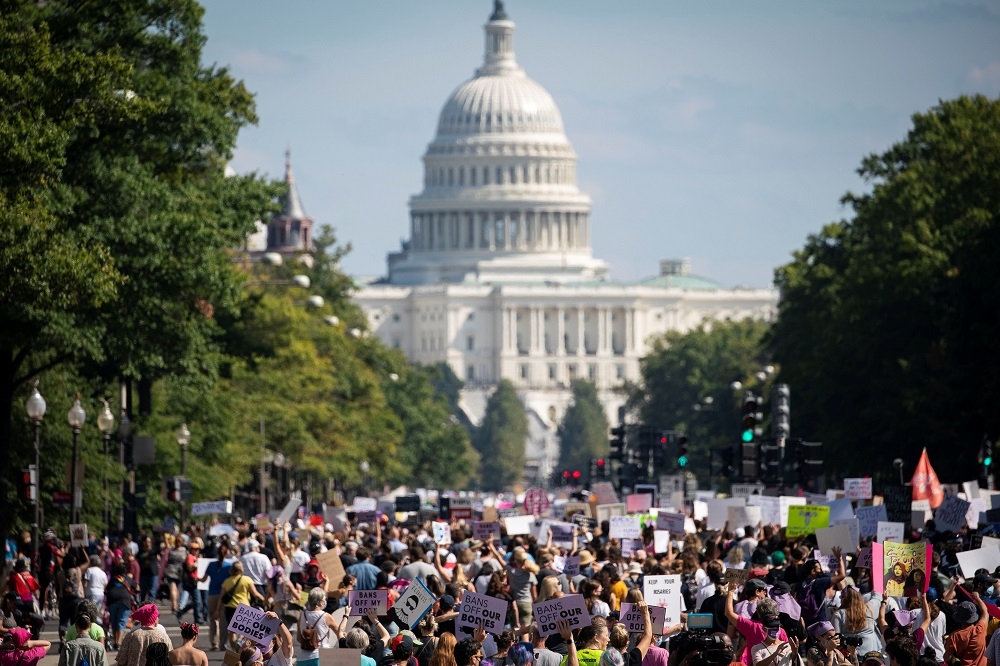 示威者在華盛頓最高法院周圍抗議。（湯森路透）
