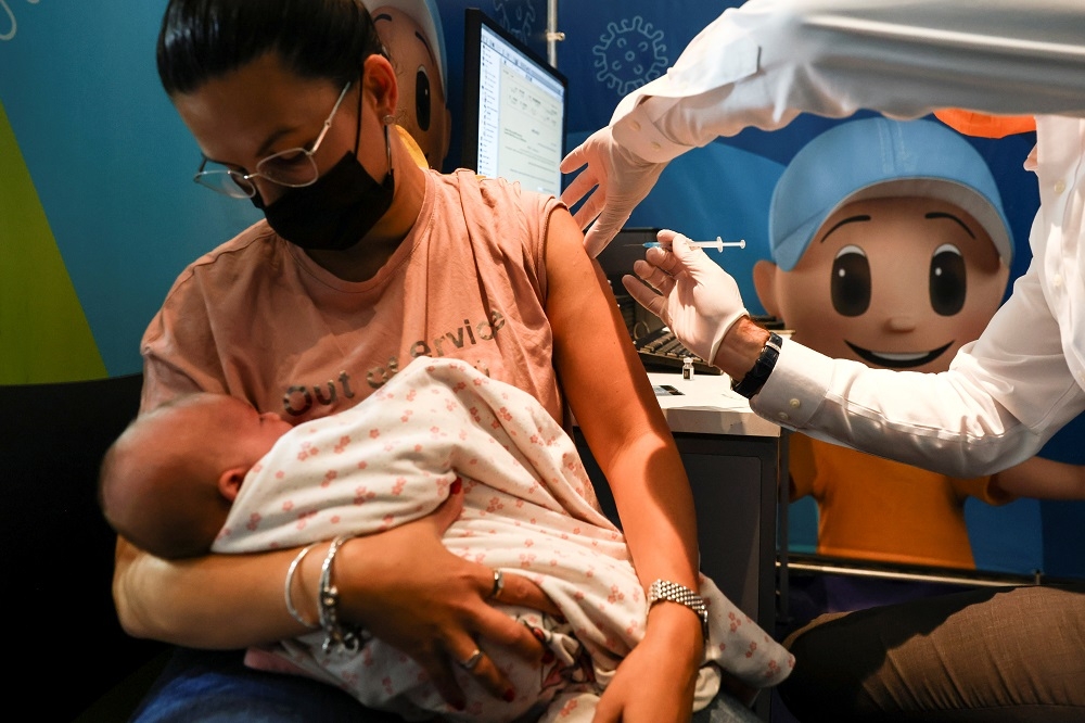 以色列民眾正在接種第三劑疫苗。（湯森路透）