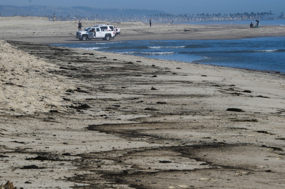 加州南部沙灘出現大面積油污，讓政府和環團擔心生態傷害。（湯森路透）