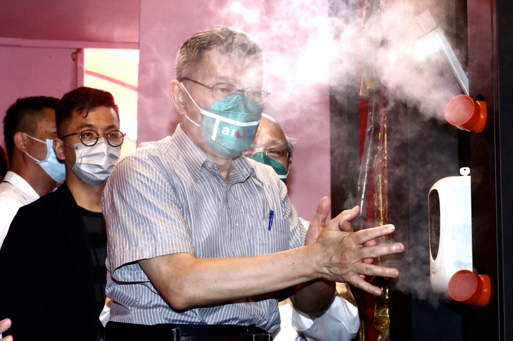 台北市長柯文哲日前喊出「打滿2劑疫苗不必戴口罩」被罵翻，他4日稱遭斷章取義。（資料照片／王侑聖攝）