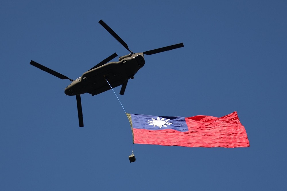 5日雙十國慶預演，一架懸吊巨幅國旗的CH-47運輸直升機旋翼突然發出異常聲響，旋即返航落地。（陳愷巨攝）