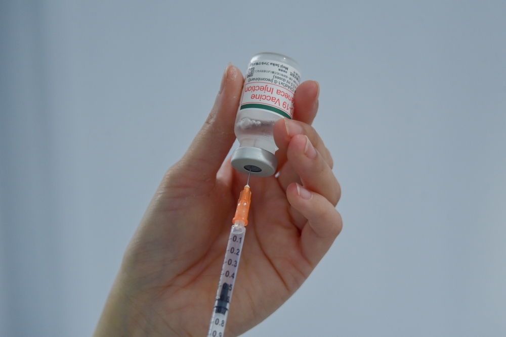 第10輪新冠肺炎公費疫苗接種，開放民眾預約第2劑AZ疫苗，北市7.2萬劑迅速被搶光。圖為AZ疫苗。（資料照片／蔣銀珊攝）