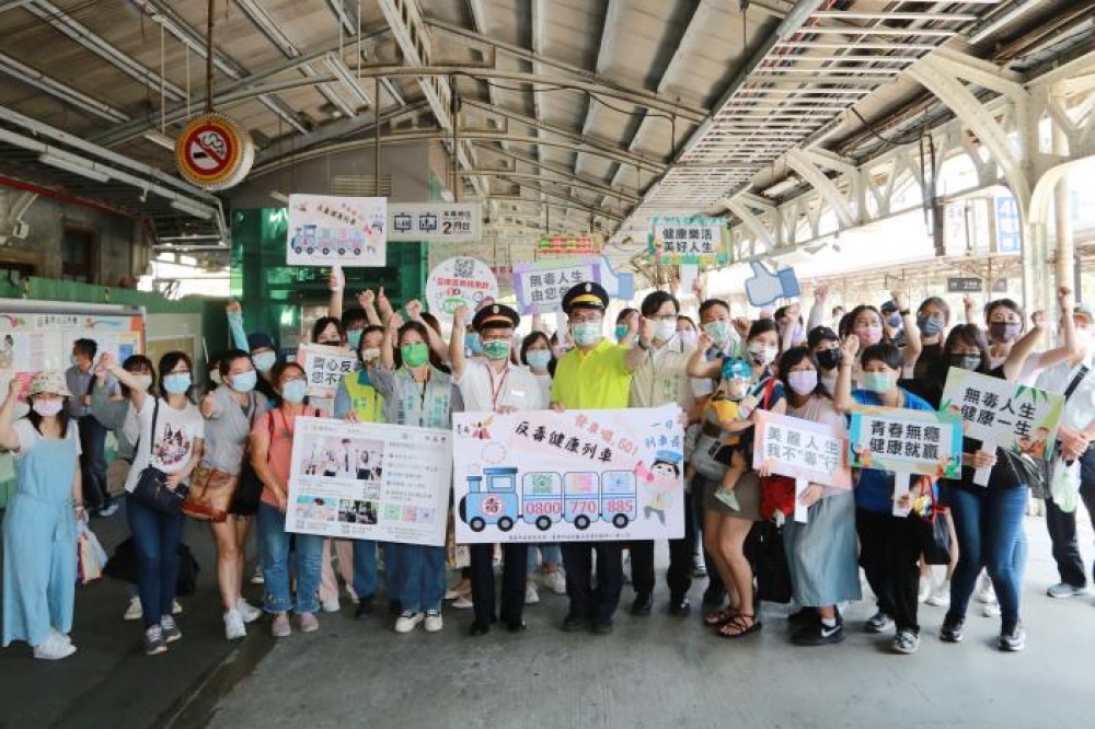 黃偉哲受邀擔任「一日反毒列車長」，在台南火車站與現場民眾進行毒品危害宣導，以行動支持反毒工作，並宣告「反毒健康列車」上路。（台南市政府提供）