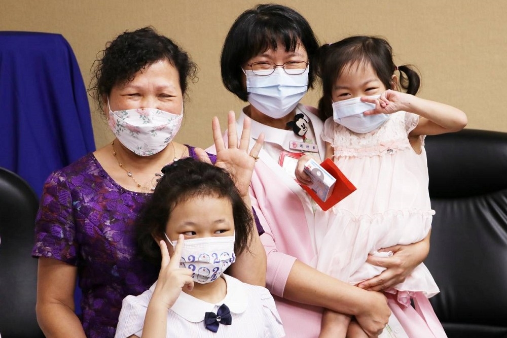 台北榮總5日開記者會公布一起成功的兒童腎臟移植手術，兩名因移植腎臟得以重獲新生的4歲、9歲的小妹妹，也開心回娘家慶祝。（取自北榮官網）