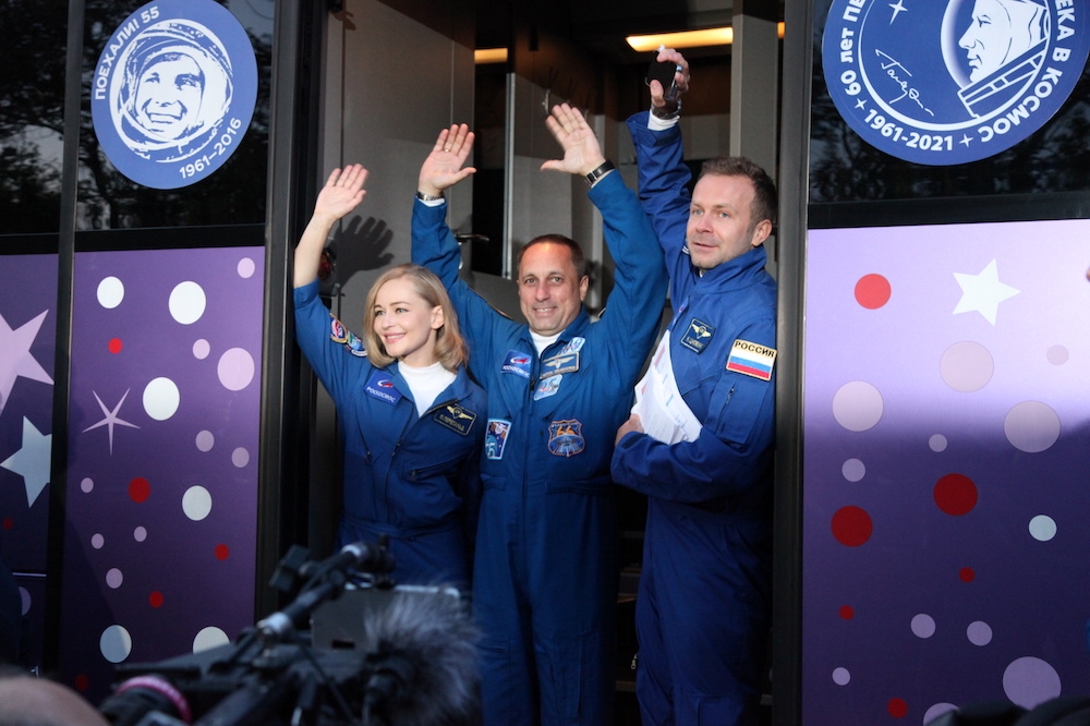 俄羅斯女演員佩雷西爾德、飛行員什卡普羅夫和導演希彭科5日飛往太空拍攝。（湯森路透）