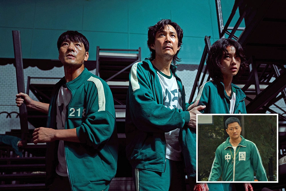 中國男星吳京日前出席活動穿的運動服（右），被南韓學者指控是抄襲《魷魚遊戲》戲中爆紅戲服（左），引發中韓網友大戰。（左Netflix提供，右取自微博）