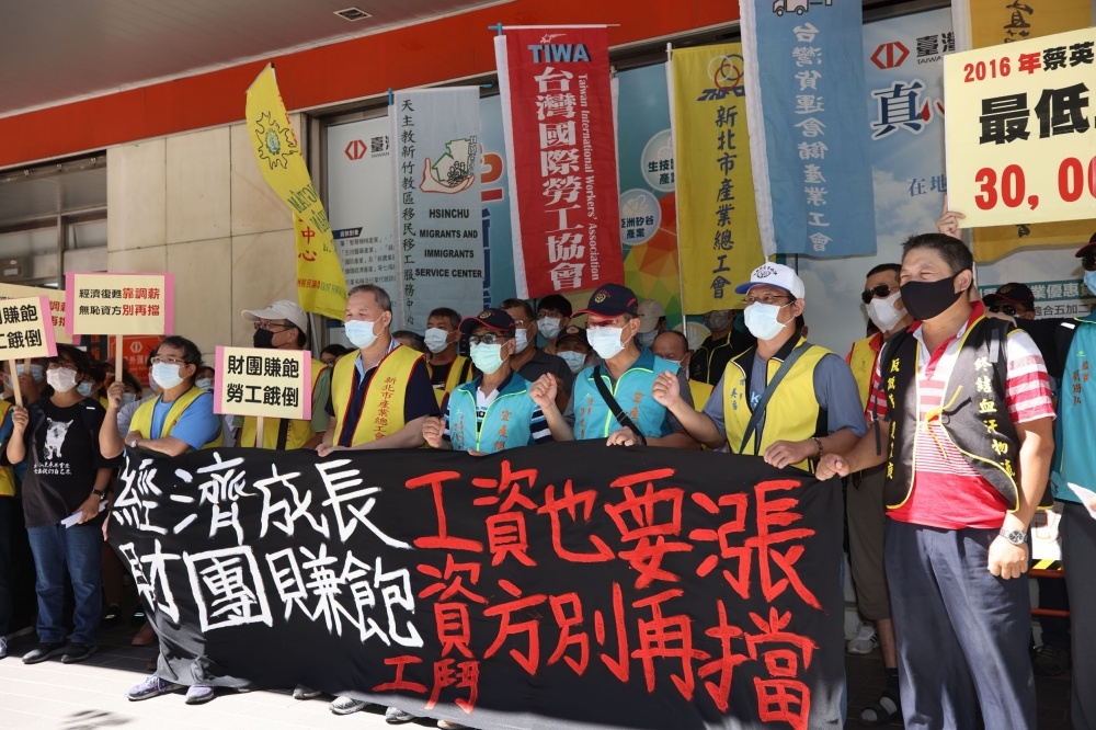 勞團7日前往商總與工總所在大樓陳情抗議，呼籲基本工資至少調漲8%。（陳愷巨攝）