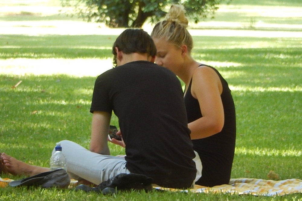 （2015 © Michael Coghlan , Couple Checking Phones @ Flickr, CC BY-SA 2.0.)