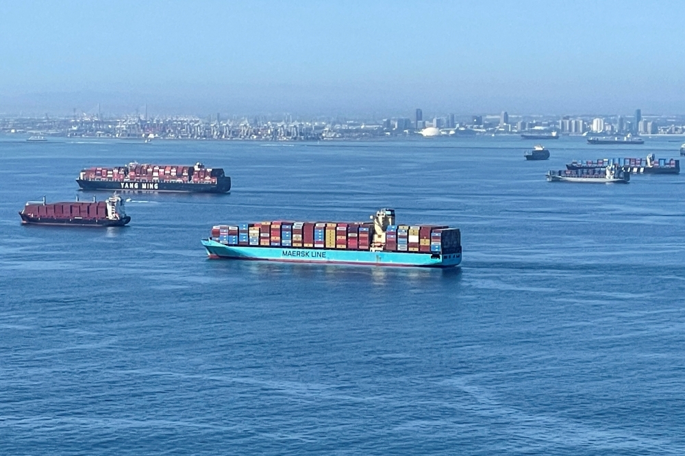 塞港嚴重，多艘貨輪在洛杉磯及長灘港外等待卸貨。（湯森路透）